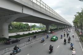 Chính thức phân làn ô tô, xe máy trên đường Phạm Văn Đồng từ 4-7