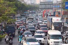 Sân bay, nhà ga, đường phố đông nghẹt người dân rời Thủ đô
