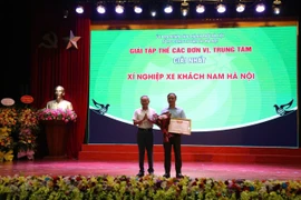 Nhân viên xe buýt Hà Nội sôi nổi thi đua xây dựng văn hóa phục vụ