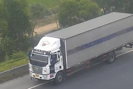 Xe tải lại liều lĩnh đi lùi trên cao tốc Hà Nội- Hải Phòng