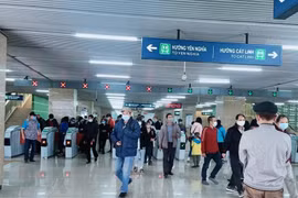 Tàu Cát Linh- Hà Đông chở 80.000 lượt khách trong hai ngày đầu lăn bánh