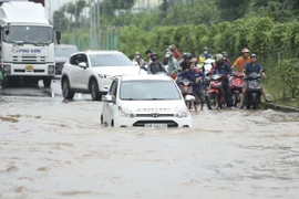 Hà Nội: Cấm phương tiện đi vào đường gom Đại lộ Thăng Long do ngập