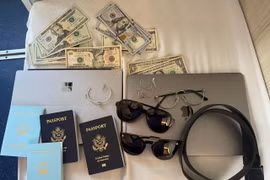 Khách nước ngoài đãng trí bỏ quên hơn 1.300 USD và máy tính xách tay cùng giấy tờ trên tàu hỏa