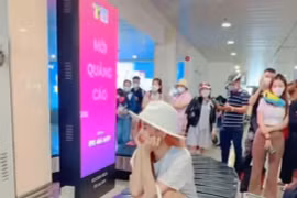 Đã xác minh được nữ hành khách ngồi lên băng chuyền, có thể xem xét cấm bay