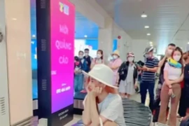 Đã xác minh được nữ hành khách ngồi lên băng chuyền, có thể xem xét cấm bay