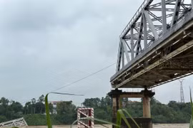 Thêm một thi thể trong vụ sập cầu Phong Châu được tìm thấy, là lái xe đầu kéo