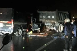 Xe Limousine đâm vào đuôi xe tải đỗ bên đường, 3 người chết