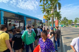 Khách đi xe buýt tăng mạnh trở lại 