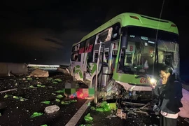 Xe khách va chạm xe tải trên cao tốc Phan Thiết- Dầu Giây, phụ xe văng ra ngoài tử vong