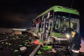 Xe khách va chạm xe tải trên cao tốc Phan Thiết- Dầu Giây, phụ xe văng ra ngoài tử vong