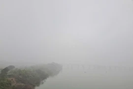 Bầu trời Hà Nội sáng sớm mù mịt như Sa Pa, chất lượng không khí xấu