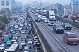 Dòng người ùn ùn rời Thủ đô Hà Nội nghỉ Tết Ất Tỵ