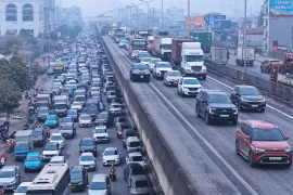 Dòng người ùn ùn rời Thủ đô Hà Nội nghỉ Tết Ất Tỵ