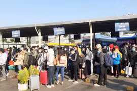 Xe khách chật kín người dân về quê nghỉ Tết Dương lịch