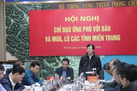 Cảnh giác ứng phó với bão số 8 có thể đổ bộ, dồn sức cứu trợ vùng lũ miền Trung