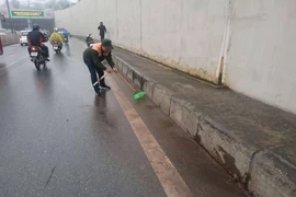 Rào chắn, cấm lưu thông 1 bên đường hầm Kim Liên để sửa chữa vết nứt