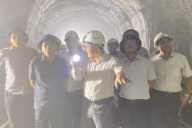 Hàng loạt chuyến tàu bị hủy đến hết tháng 5 do sạt lở hầm Chí Thạnh