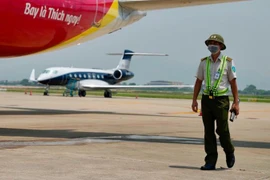 Nhân viên sân bay Nội Bài phơi mình giữa sàn bê tông trong cái nóng 56 độ C 