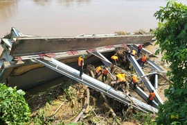 Chi 9 tỷ đồng trục vớt nhịp cầu Phong Châu bị sập và các phương tiện bị nạn