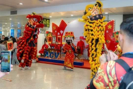 Khách qua sân bay Nội Bài bất ngờ được tặng thư pháp ngày đầu xuân 