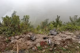 Ô tô 5 chỗ mất lái lao xuống vực đèo Mã Pì Lèng làm 3 người tử vong