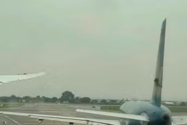 Tạm đình chỉ 4 phi công vụ hai máy bay va chạm tại sân bay Nội Bài