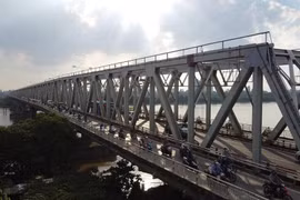 Xem kiểm nghiệm từ chiếc ốc vít để sửa tổng thể cầu Chương Dương 36 năm tuổi