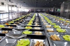 Thực phẩm cho bếp ăn tập thể: Giá rẻ liệu có đảm bảo an toàn?