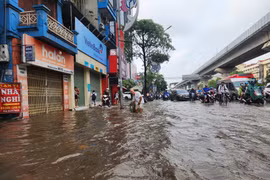 Mưa lớn trong đêm, nhiều tuyến phố ngập sâu, người Hà Nội lội nước đến công sở đầu giờ sáng