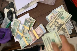 Khách ngoại đi tàu Thống Nhất bỏ quên cả túi tiền