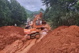 Phương tiện không di chuyển qua đèo Lò Xo và đường La Sơn- Hoà Liên do sạt lở rình rập