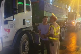 Xe chở rác vào giờ cao điểm gây ùn tắc, yêu cầu kiểm tra xử lý nghiêm