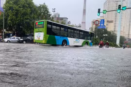 Nhiều tuyến phố ngập nước trong trận mưa lớn kéo dài do bão số 2
