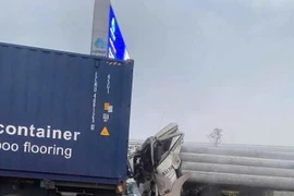 Tai nạn liên hoàn giữa 3 xe đầu kéo và xe tải, lái xe tử vong trong cabin