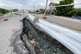 Mưa lớn kéo dài, nhiều tuyến đê của Hà Nội bị sạt lở nghiêm trọng