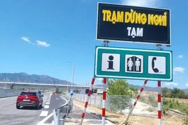 Trạm dừng nghỉ tạm trên cao tốc tạm bợ, quá tải, yêu cầu chấn chỉnh