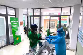 Grab tích cực phát bộ xét nghiệm Covid-19 miễn phí cho đối tác tài xế tại TP.HCM