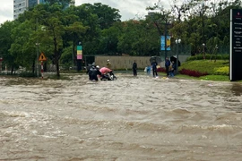 Vì sao Hà Nội liên tục ngập như sông sau mỗi trận mưa lớn?