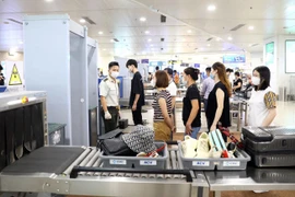 "Cầm nhầm" tai nghe hàng hiệu tại Nội Bài, bị 'tóm' ở Cần Thơ, xử phạt 8,5 triệu đồng 