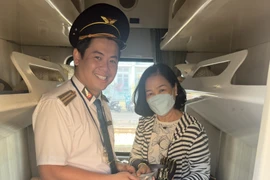 Nữ hành khách vui mừng nhận lại 12 triệu đồng cùng điện thoại Iphone bỏ quên trên tàu