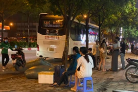 Lập "bến cóc" trên phố Trần Vỹ, xe hợp đồng trá hình hoạt động nhộn nhịp cả đêm