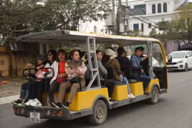 Bất cập thí điểm xe điện chở khách tại chùa Hương