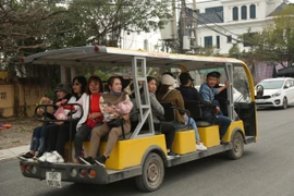 Bất cập thí điểm xe điện chở khách tại chùa Hương