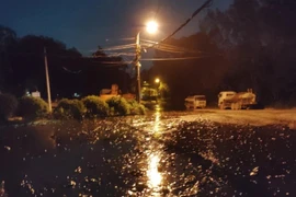 Vì sao bùn thải tại Khu liên hiệp xử lý chất thải Nam Sơn tràn ra đường?