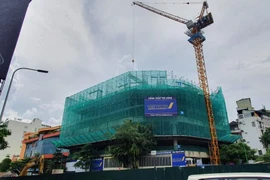 Chung cư số 2 Phạm Ngọc Thạch thi công ẩu, trục cẩu khối thép nặng lơ lửng trên dòng phương tiện