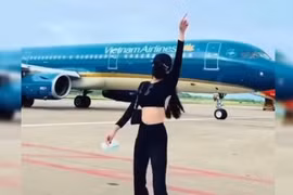 Xác minh video nữ hành khách “tung tăng” chụp ảnh gần máy bay đang lăn về sân đỗ