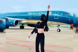 Xác minh video nữ hành khách “tung tăng” chụp ảnh gần máy bay đang lăn về sân đỗ