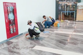 Sàn lát đá nhà ga T3- Tân Sơn Nhất vênh, lem nhem, chủ đầu tư nói gì?