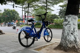 Người Hà Nội 'dài cổ' chờ xe đạp công cộng