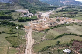 Vì sao dự án cao tốc Hàm Nghi- Vũng Áng thi công bị chậm tiến độ?